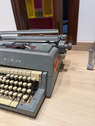 Máquina de escribir Olivetti Línea 98