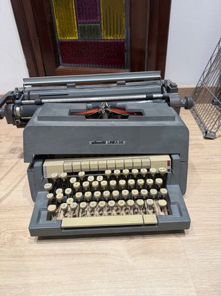 Máquina de escribir Olivetti Línea 98
