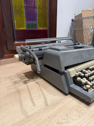 Máquina de escribir Olivetti Línea 98