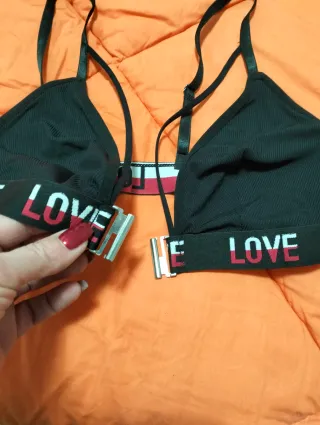 Reggiseno nero con scritte LOVE