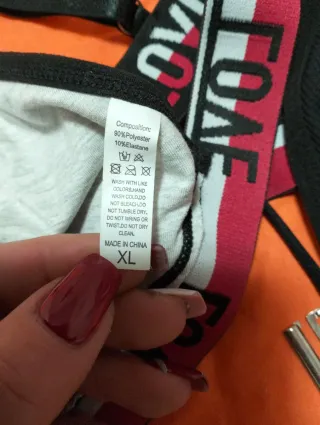 Reggiseno nero con scritte LOVE