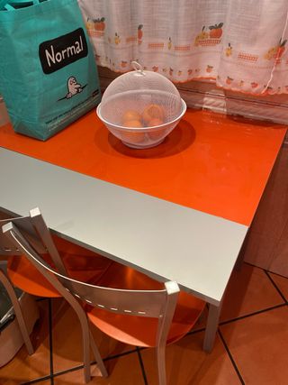 Mesa de cocina naranja con 2 sillas