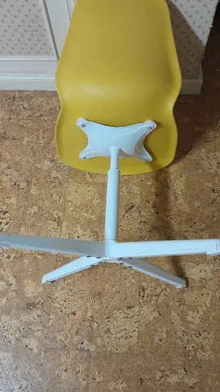 Silla de despacho moderna amarilla