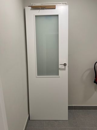 Puerta de cocina blanca con cristal