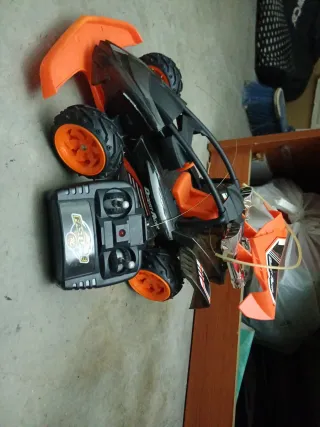 Coche radiocontrol naranja y negro