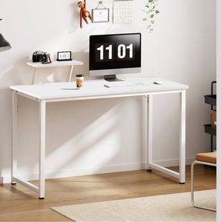 Mesa de escritorio blanca con estante