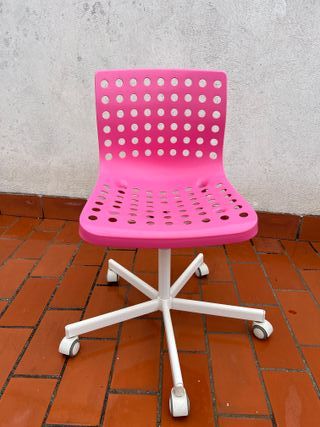 Silla infantil rosa con ruedas