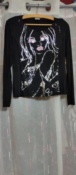 Camiseta negra mujer con estampado plateado
