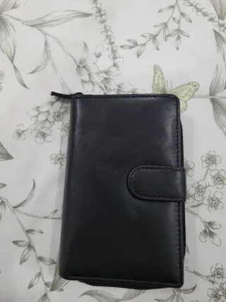 Cartera de piel auténtica negra.