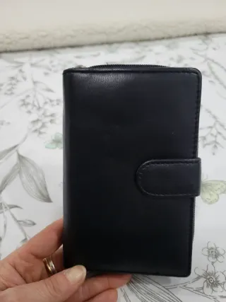 Cartera de piel auténtica negra.