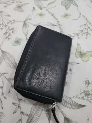 Cartera de piel auténtica negra.