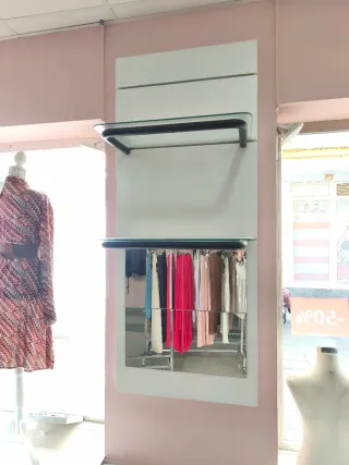 Estantería madera y baldas de cristal.