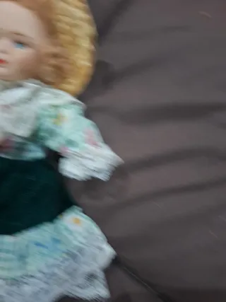 Muñeca de porcelana con sombrero