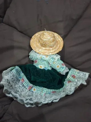 Muñeca de porcelana con sombrero