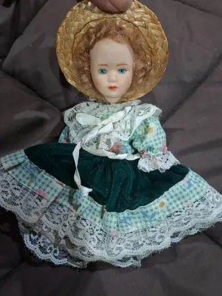 Muñeca de porcelana con sombrero