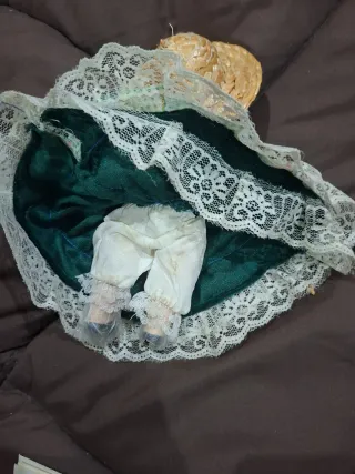 Muñeca de porcelana con sombrero