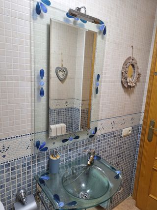 Espejo y lavabo de cristal