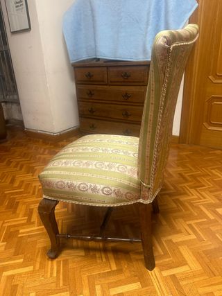 Silla antigua tapizada floral