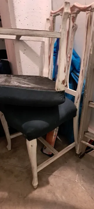 Sillas antiguas de madera y tela