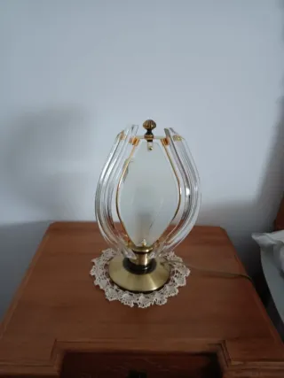 Lamparita de mesa dorada y transparente