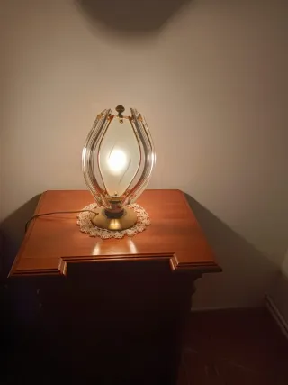 Lamparita de mesa dorada y transparente