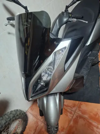 Moto Kymco 125cc Maxi Scooter