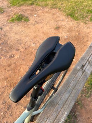 Bicicleta Gravel Giant Revolt 2