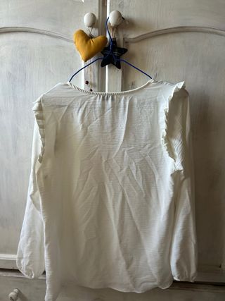 Blusa blanca manga larga con volantes