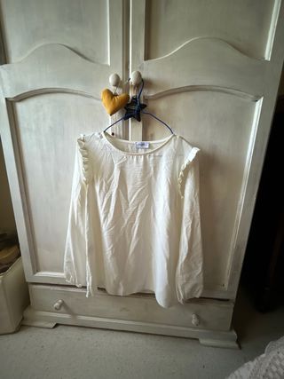 Blusa blanca manga larga con volantes