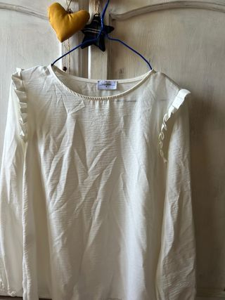 Blusa blanca manga larga con volantes