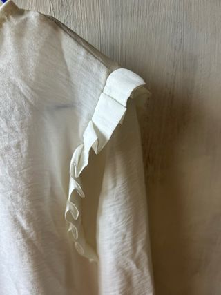 Blusa blanca manga larga con volantes