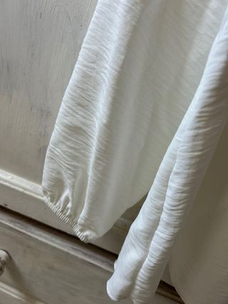 Blusa blanca manga larga con volantes
