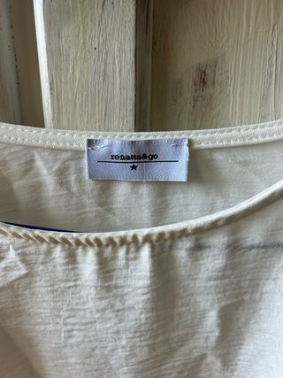 Blusa blanca manga larga con volantes