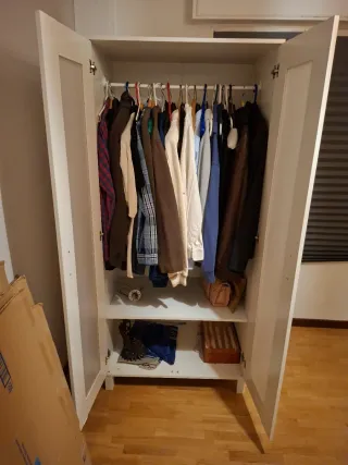 Armario Ikea blanco puertas plástico semitransp.