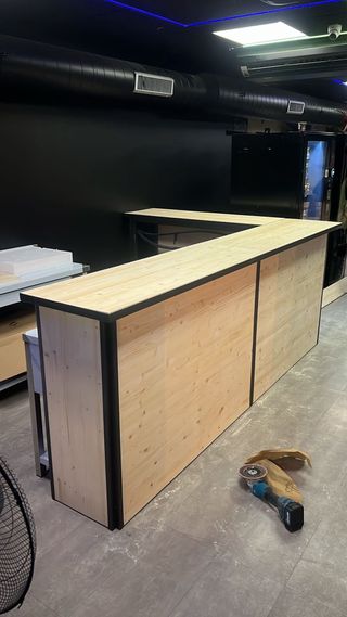 Barra de mostrador de madera y metal