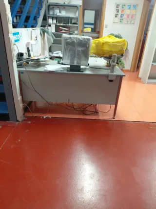 Mesa de oficina metálica con encimera de formica
