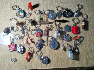 LOTE DE 34 LLAVEROS, MEDALLAS Y OTROS OBJETOS