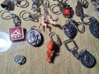LOTE DE 34 LLAVEROS, MEDALLAS Y OTROS OBJETOS