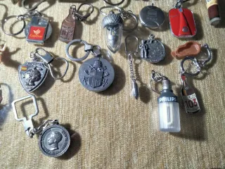 LOTE DE 34 LLAVEROS, MEDALLAS Y OTROS OBJETOS