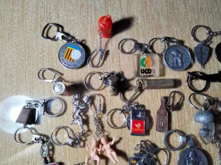 LOTE DE 34 LLAVEROS, MEDALLAS Y OTROS OBJETOS