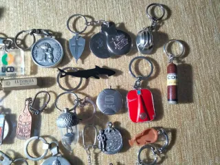 LOTE DE 34 LLAVEROS, MEDALLAS Y OTROS OBJETOS