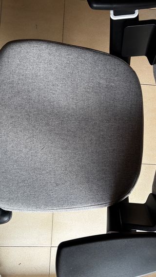 Silla de oficina ergonómica gris