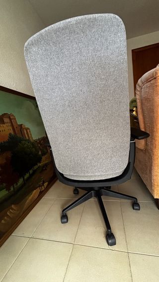 Silla de oficina ergonómica gris