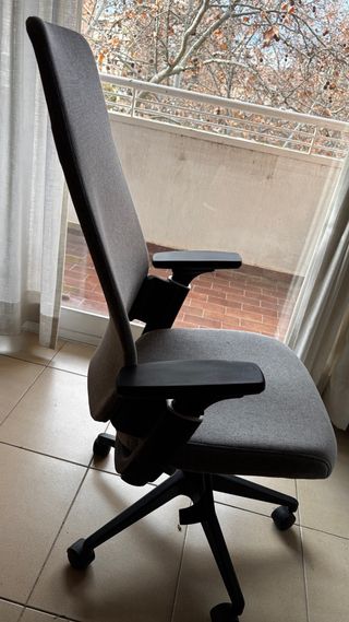 Silla de oficina ergonómica gris