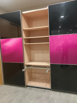 Armario empotrado de Exposición Negro y Rosa.