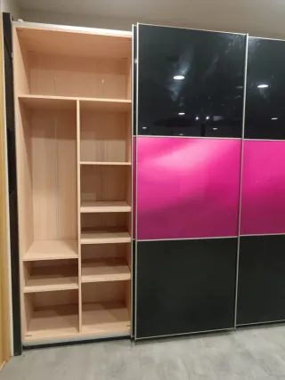 Armario empotrado de Exposición Negro y Rosa.
