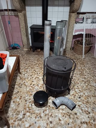 Estufa de leña negra y gris