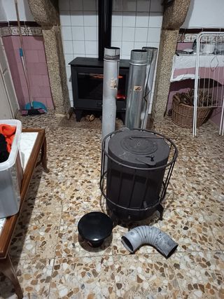 Estufa de leña negra y gris