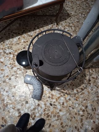 Estufa de leña negra y gris