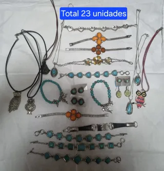 Lote 23 Joyas bisutería: Collares y Pulseras